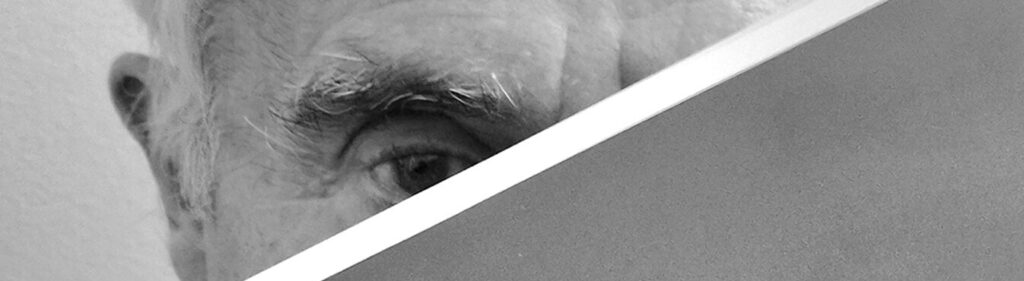 foto degli occhi da vicino di Antonio Zaopo in bianco enero, l'occhio destro e' coperto da un triangolo che va dall'angolo in alto a destra a quello in basso a sinistra